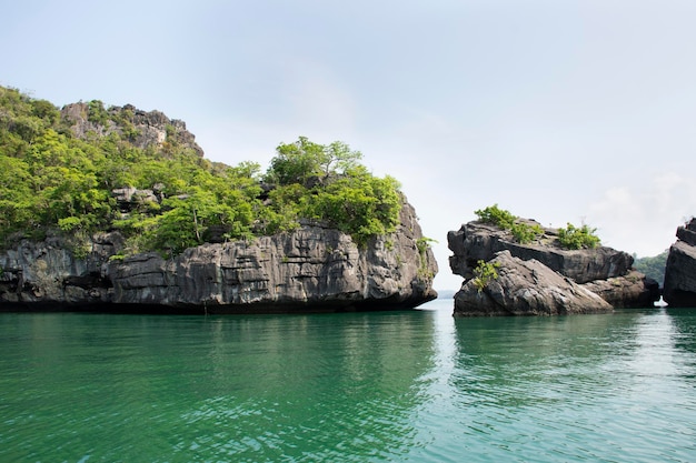 Kalkstein-Gebirgsinsel im Meer Ozean für thailändische Reisende reisen besuchen lokale Ausflugstour Prasat Hin Pan Yod des Mu Ko Petra Nationalparks in Pak Bara am Wasser in der Stadt La ngu in Satun Thailand