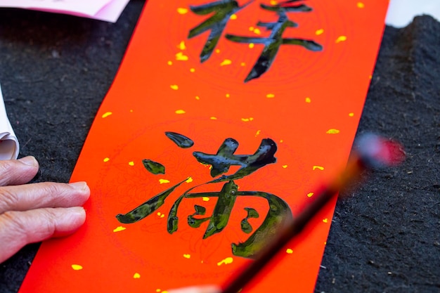 Kalligraph des chinesischen Frühlingsfests handgeschriebene Couplets mit Pinselzeichen zum Frühlingsfest