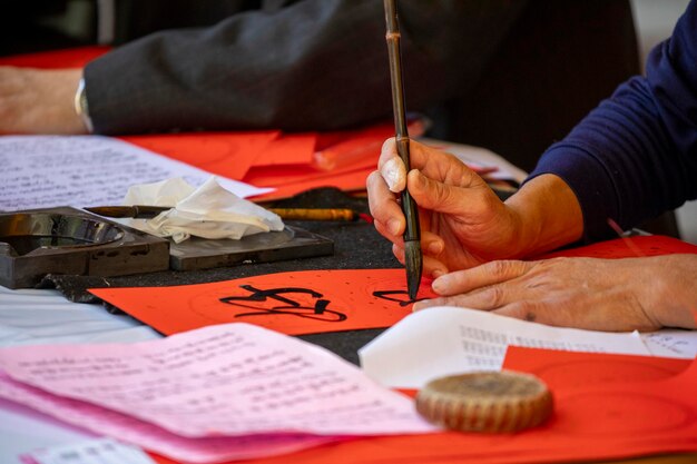 Foto kalligraph des chinesischen frühlingsfests handgeschriebene couplets mit pinselzeichen zum frühlingsfest