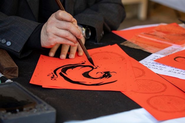 Kalligraph des chinesischen Frühlingsfests handgeschriebene Couplets mit Pinselzeichen zum Frühlingsfest