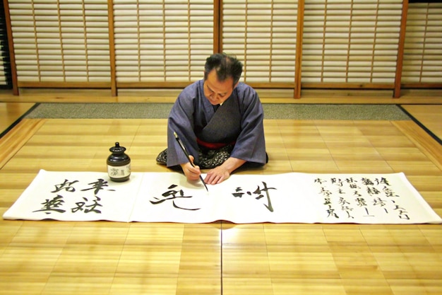 Kalligraphieübungen in einem japanischen Raum