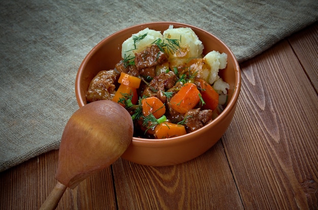 Foto kalops suecos - ensopado de carne tradicional cozido lentamente com legumes.