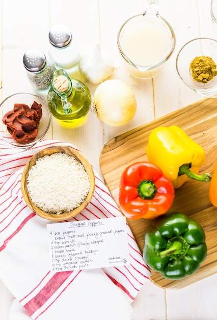 Foto kalorienarme gefüllte paprika mit gemahlenem truthahn und weißem reis.