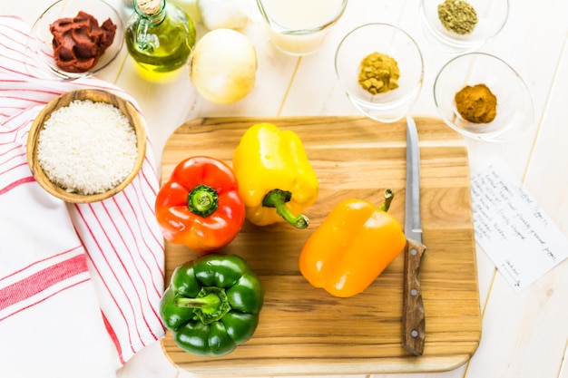 Foto kalorienarme gefüllte paprika mit gemahlenem truthahn und weißem reis.