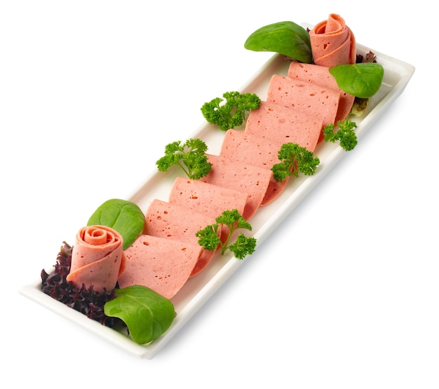 Kalt geräucherte Fleischplatte mit Salatblättern isoliert auf weiß