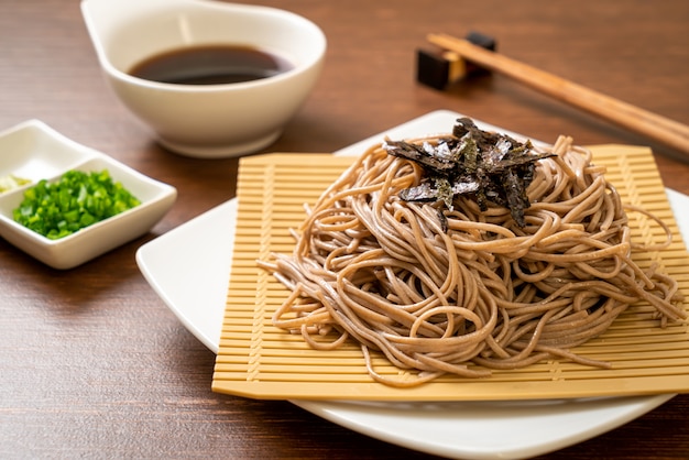 kalte Buchweizen-Soba-Nudeln oder Zaru-Ramen