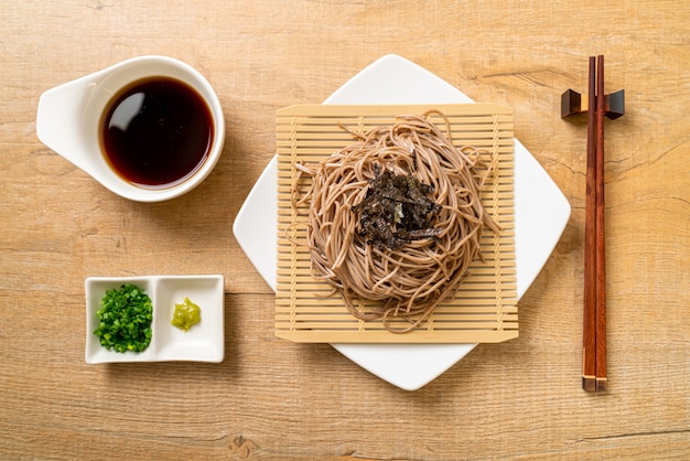 kalte Buchweizen-Soba-Nudeln oder Zaru-Ramen