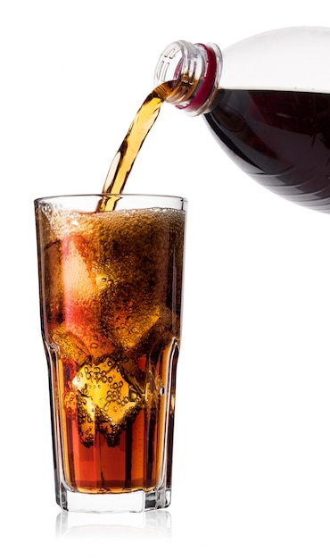 Kalte Cola mit Eis in Glas und Flasche