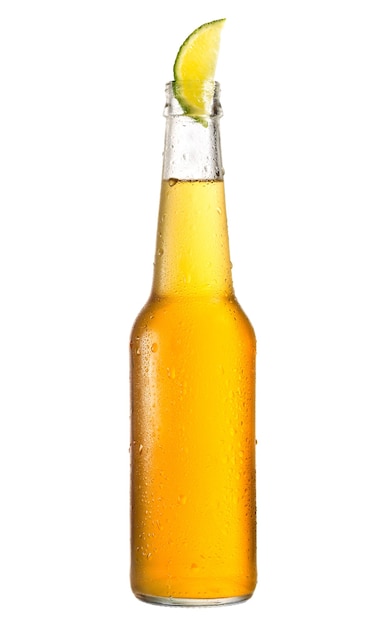 Kalte Flasche Bier mit Kalk isoliert