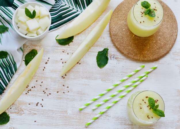 Kalte frische Melone Smoothies mit Minze im Glas, Sommergetränkgetränk, gesundes Lebensmittelkonzept, Frische, exotische Früchte