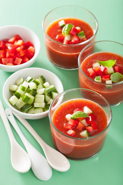 Kalte Gazpacho-Suppe im Glas