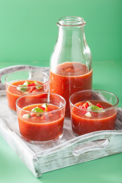 Kalte Gazpacho-Suppe im Glas