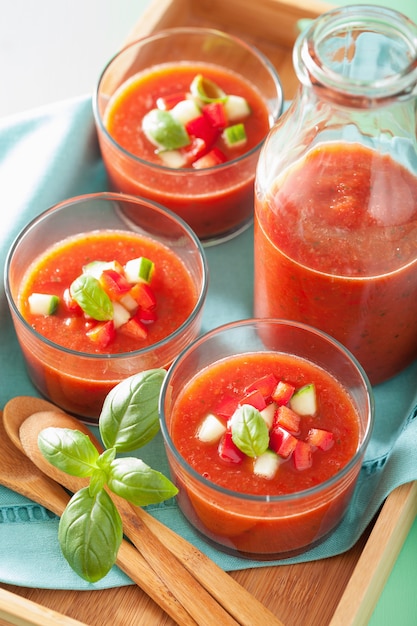 Kalte Gazpacho-Suppe in Gläsern auf Tablett