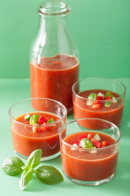 Kalte Gazpacho-Suppe in Gläsern