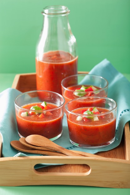 Kalte Gazpacho-Suppe in Glas und Zutaten