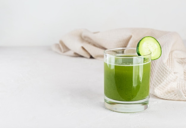 Kalte Gurkenlimonade mit Basilikum und Zitrone in einem Glaskopierraum