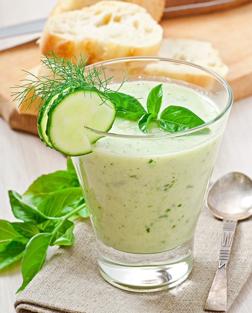 Kalte Gurkensuppe mit Basilikum