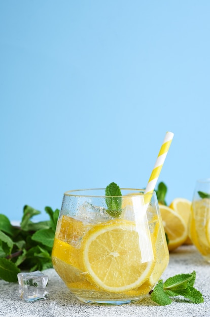 Kalte Limonade mit Eis und Zitronensaft