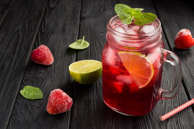 Kalte Limonade mit Erdbeeren und Limette