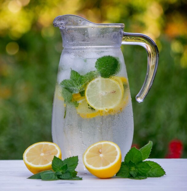 Kalte Limonade mit frischer Zitrone und zerkleinerten Eiswürfeln Selektiver Fokus im Freien