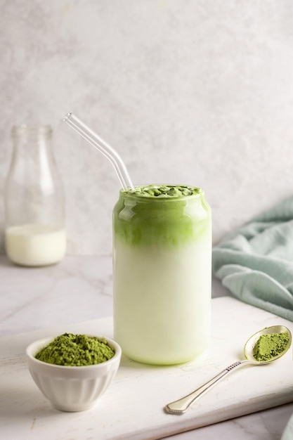 Kalte Milch und geschlagener Matcha, Glas Dalgona Matcha Latte.