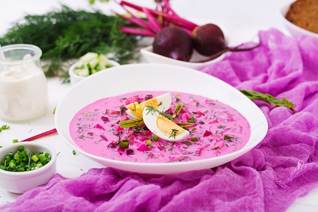 Kalte Rote-Bete-Suppe auf Joghurt mit Ei, Zwiebel und Gurken.