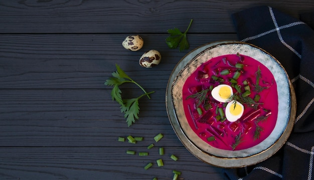 Kalte Rote-Bete-Suppe mit Gemüse, Eiern und Kräutern. Gesunde Ernährung, reich an Ballaststoffen und Vitaminen