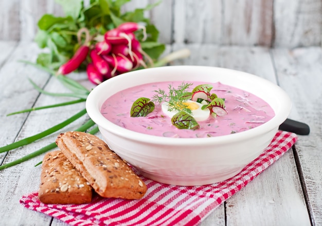 Kalte Rübensuppe auf Joghurt mit Ei, Radieschen und Gurken