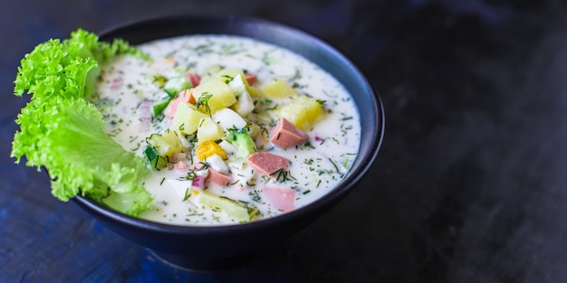 Kalte Suppe Gemüse Grün Okroshka zweiten Gang Essen