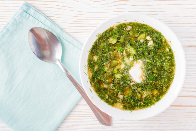 Kalte Suppe mit Gemüse und Kräutern mit Brot Kwas gekleidet