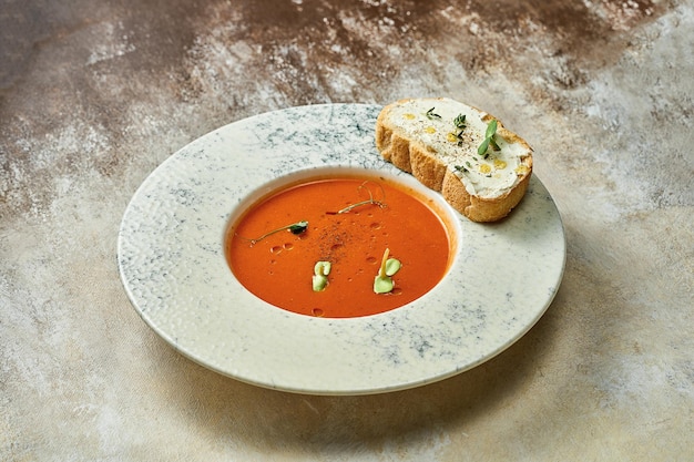 Kalte Tomaten-Gazpacho-Suppe in einem Teller. Selektiver Fokus, Nahaufnahme