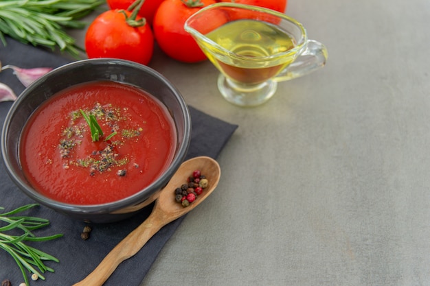 Kalte Tomaten-Gazpacho-Suppe in einer tiefen Platte. Traditionelle spanische Küche. Das Konzept der spanischen kalten Suppe von reifen Tomaten. Kopieren Sie Platz, Nahaufnahme.