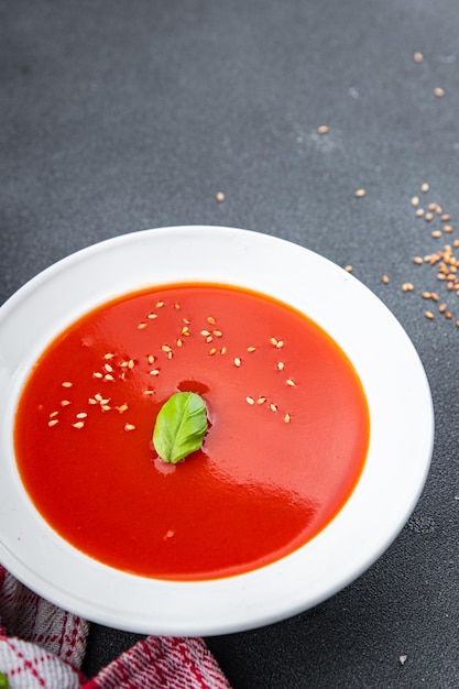 kalte Tomatensuppe Gazpacho erster Gang gesunde Mahlzeit Essen Snack auf dem Tisch Kopierraum Essen