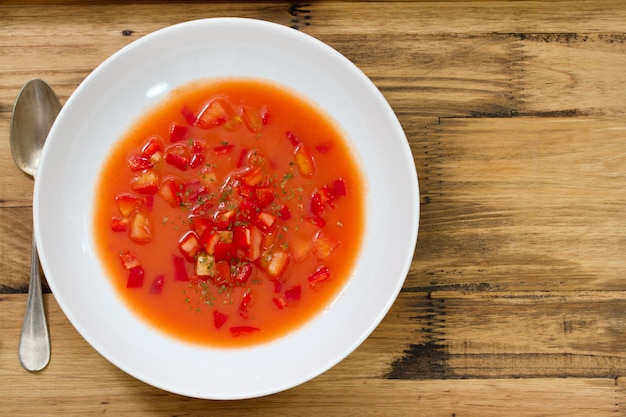 Kalte Tomatensuppe in der braunen Holzoberfläche