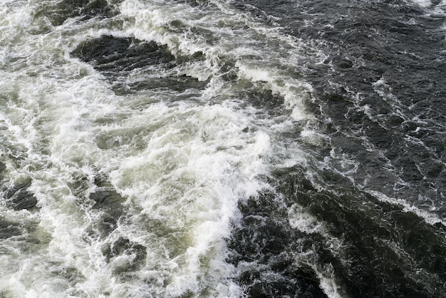 Kalte Wellen im Kielwasser eines großen Kreuzfahrtschiffes