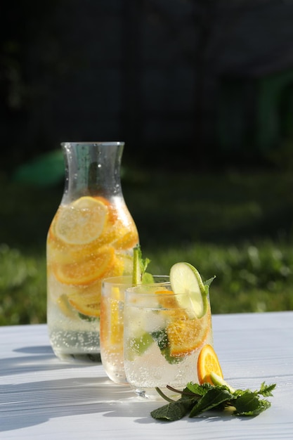 kalte Zitruslimonade mit Eis, Zitrone, Minze, Limette und Orange