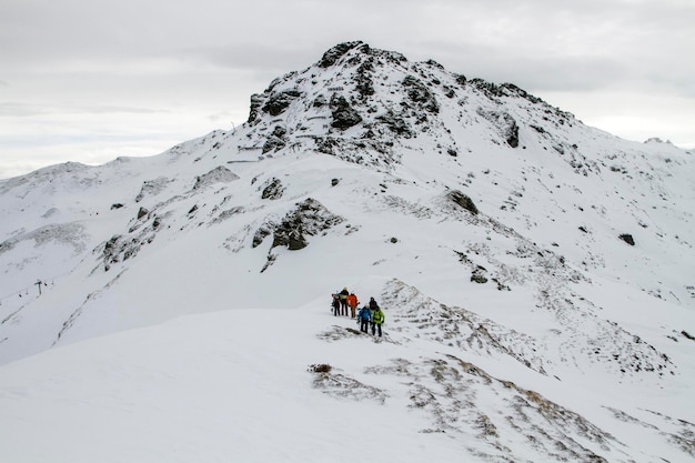 Kaltenbach Hochfugen Austria 11 de enero de 2020 un grupo de snowboarders en un freeride en los Alpes nevados de montaña