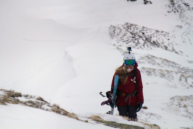 Kaltenbach Hochfugen Österreich 11 Jan 2020 Snowboarderin klettert mit Kamera und Bauchrucksack auf Berge