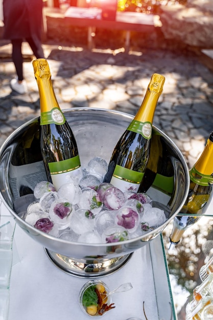 Foto kalter champagner, der auf eis liegt kalte weißweinfeier
