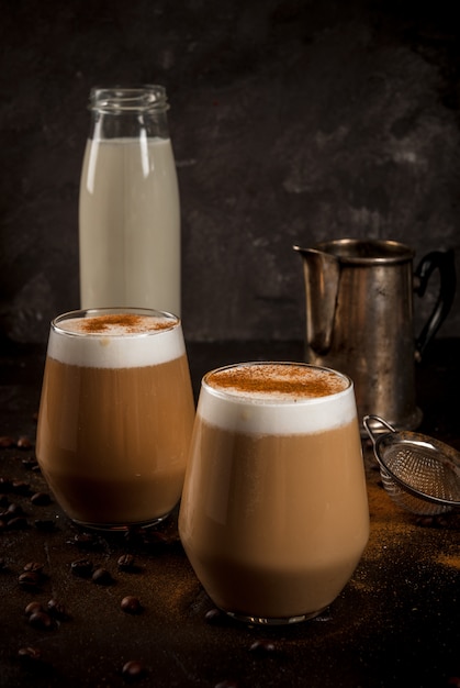 Kalter Kaffee Latte mit Milch, Eis und Zimt