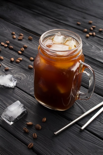 Kalter Kaffee mit Eis im Glas