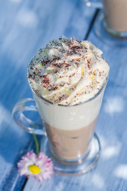 Kalter Latte im Sommer im sonnigen Garten