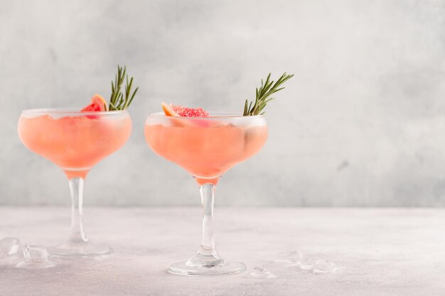 Kalter Limonadencocktail aus frischem Grapefruitsaft