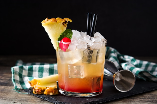 Kalter Mai Tai Cocktail mit Ananas und Kirsche