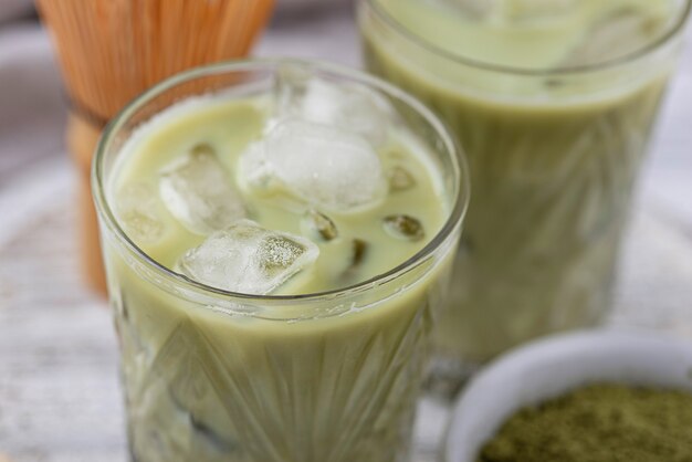 Kalter Matcha-Tee mit Milch und Eis