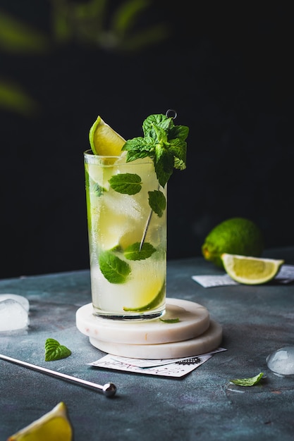 Kalter Mojito-Cocktail mit Rum, Limette, Eiswürfeln und Minze