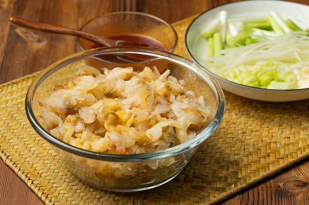 Kalter Salat aus der Region Nordosten - Frühlingszwiebel gemischt mit gelben Muscheln