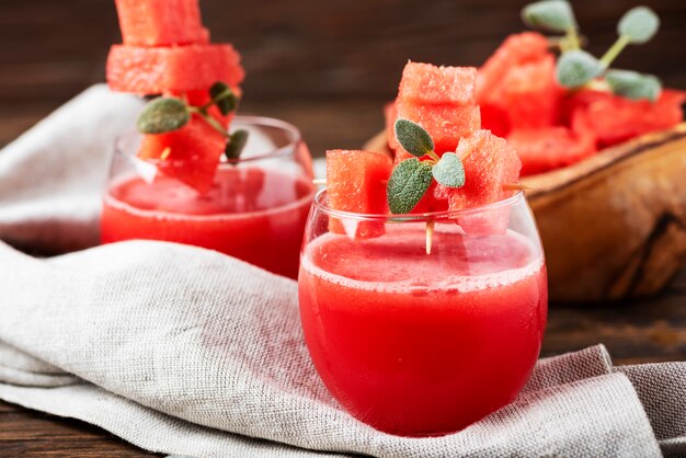 Kalter Wassermelonensaft mit Salbei auf dem Holztisch