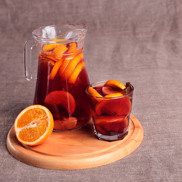 Kaltes Auffrischungsgetränk von den Beeren in den Gläsern auf dem Holztisch