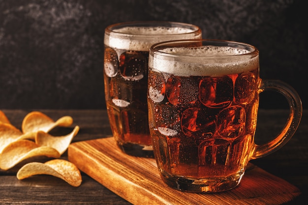 Kaltes Bier im Glas mit Pommes